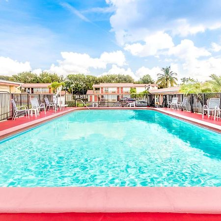 Econo Lodge Inn & Suites Флорида-Сіті Екстер'єр фото