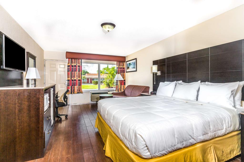 Econo Lodge Inn & Suites Флорида-Сіті Екстер'єр фото