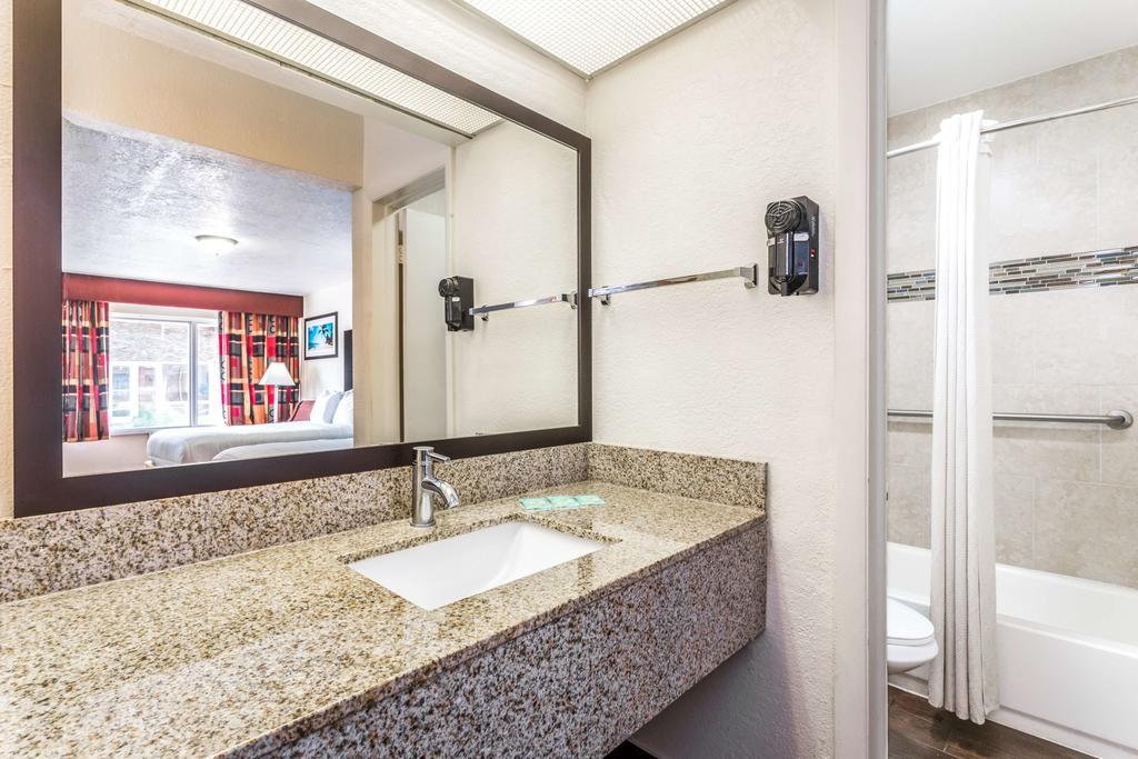 Econo Lodge Inn & Suites Флорида-Сіті Екстер'єр фото