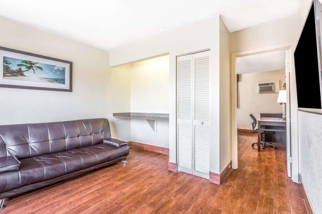 Econo Lodge Inn & Suites Флорида-Сіті Екстер'єр фото